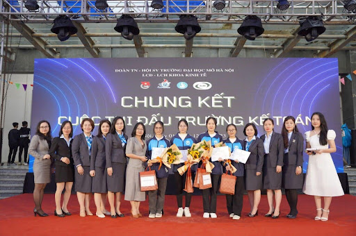 Sinh viên và giảng viên tại cuộc thi chuyên môn Kế toán