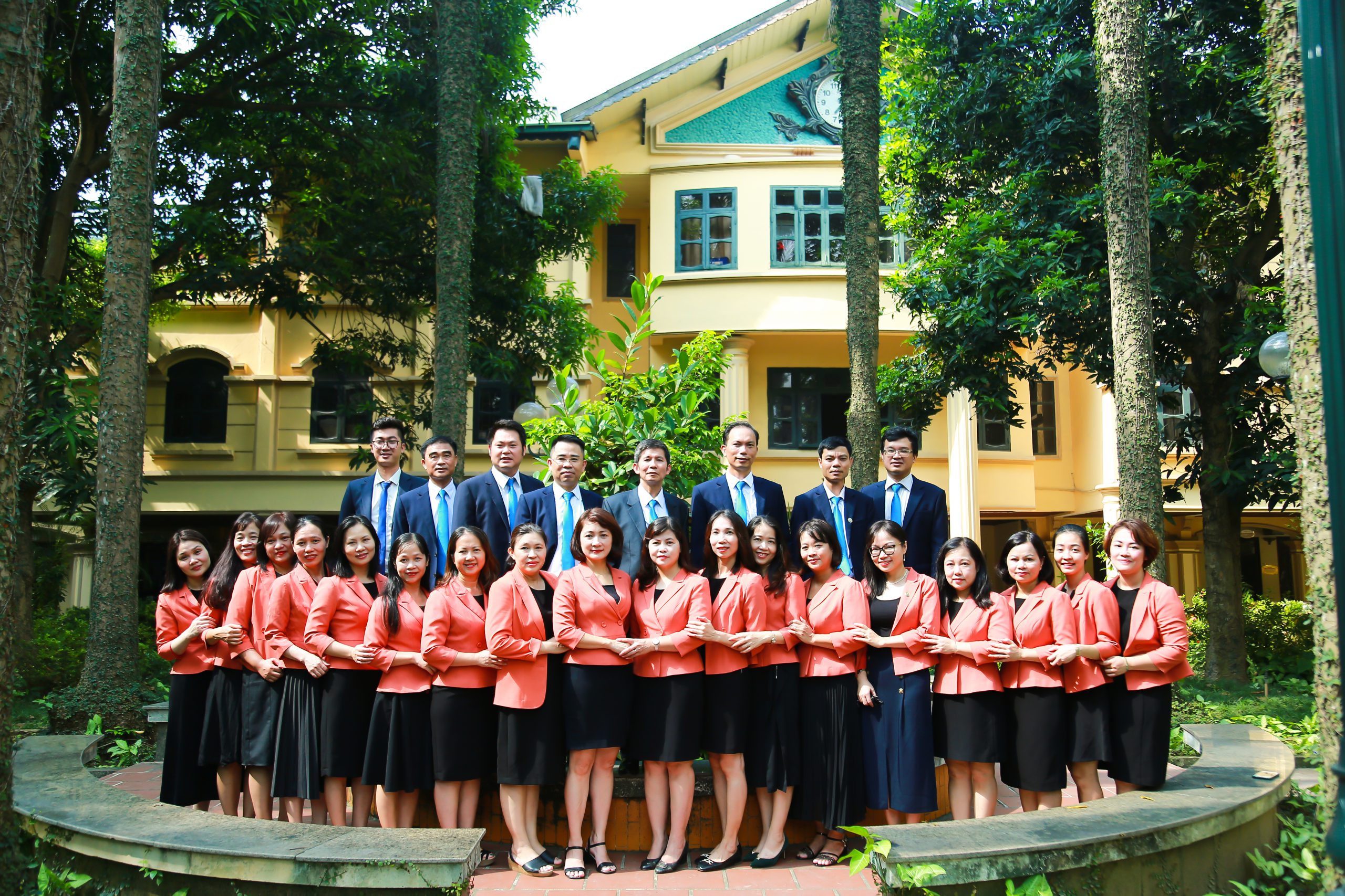 Tập thể giảng viên và sinh viên Khoa Kinh tế