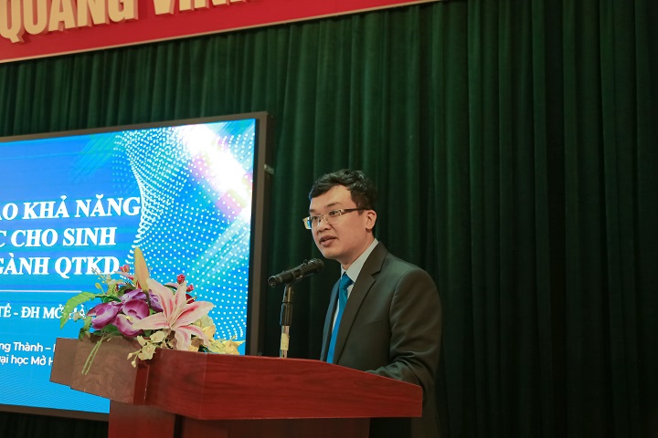 Báo cáo viên trình bày kết quả nghiên cứu tại tọa đàm